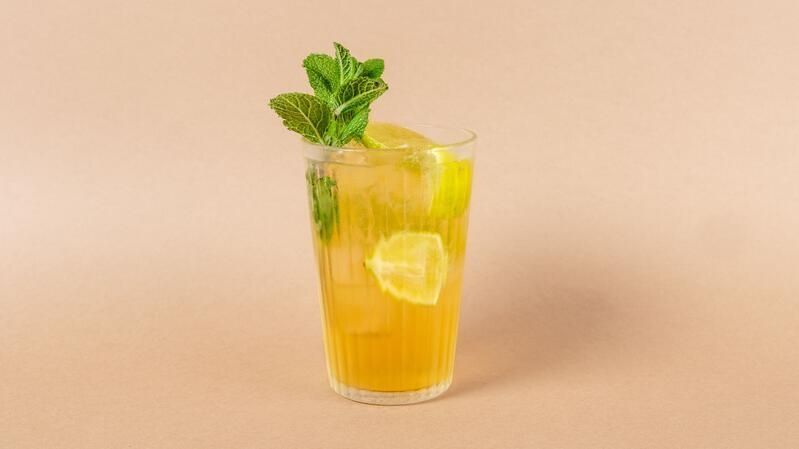 Frischer Grüntee-Limettensaft